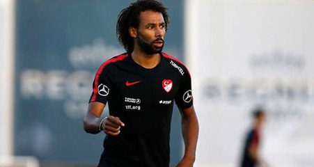 Nazım Sangare'nin bağlama performansı büyük beğeni topladı!