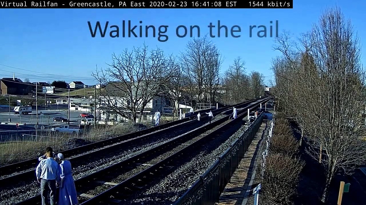 Cette famille de sept personnes échappe de peu à un terrible accident en voulant prendre des photos sur la voie ferrée