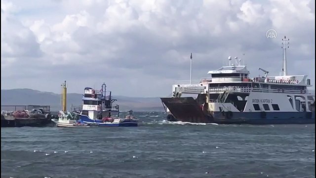 Çardak-Gelibolu seferini yapan feribot, denizde oluşan kum adasına oturdu (2) - ÇANAKKALE