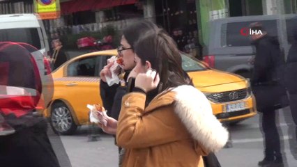 Taksim'de etkili olan lodos vatandaşlara zor anlar yaşattı