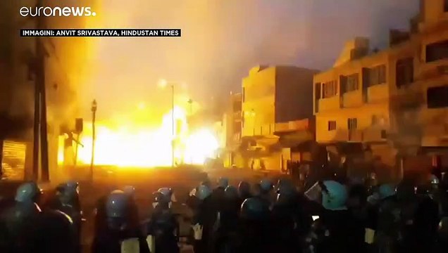 India, violenti scontri tra induisti e musulmani durante la visita di Trump