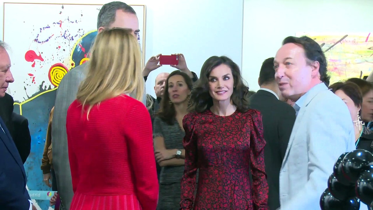 Letizia eclipsa su último estreno con un look beauty en clave 'vamp'