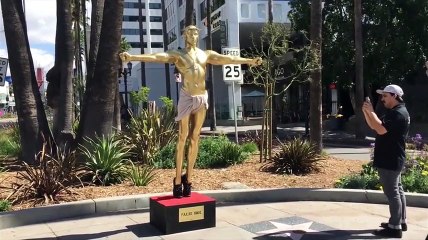 Escultura de Kanye West crucificado en Hollywood Boulevard