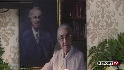 E mbështjellë me flamurin kuqezi, përcillet në varrezat e Sharrës Nexhmije Hoxha!