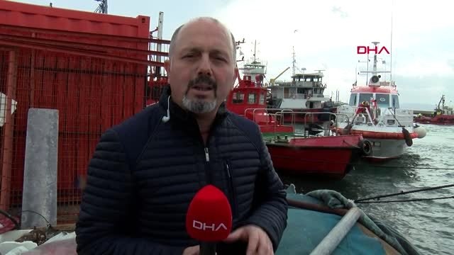 Çanakkale'de fırtınanın sürüklediği feribot, karaya oturdu