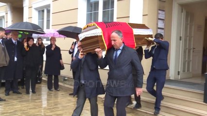 Ora News - Nexhmije Hoxha përcillet për në banesën e fundit