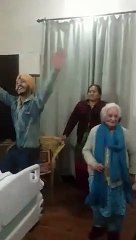 Cette famille danse dan une chambre d'hôpital