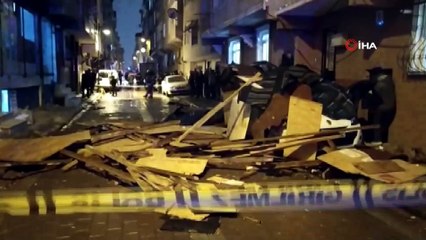 Zeytinburnu 5 katlı binanın çatısı uçtu