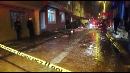 Zeytinburnu'nda binanın çatısı otomobilin üstüne uçtu