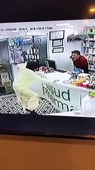 Security guard ny goli mari fir daikho.