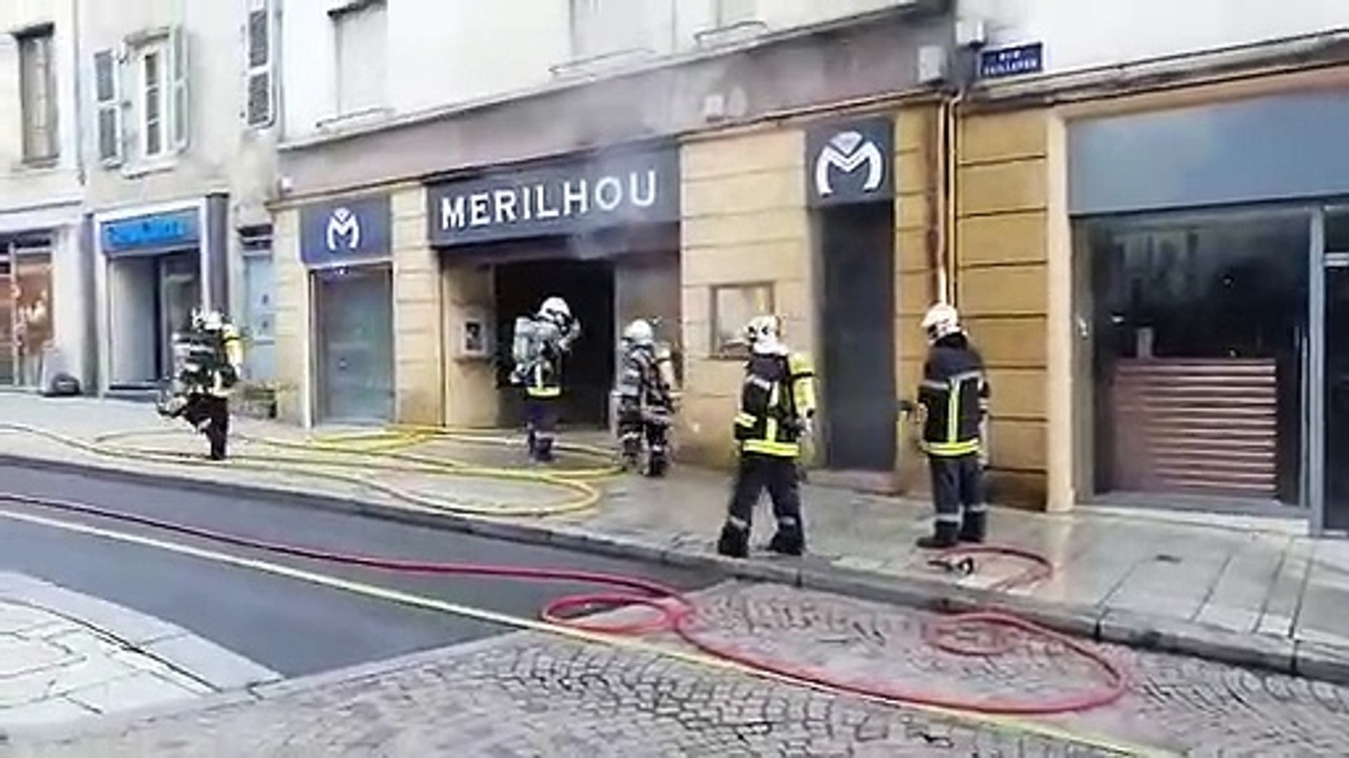 L'incendie s'est déclaré au niveau de la bijouterie Merilhou à Périgueux ce  jeudi 27 février - Vidéo Dailymotion