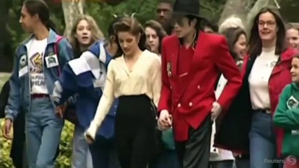 Michael Jackson al lado de Lisa Marie Presley, su exmujer