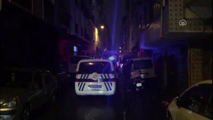 Zeytinburnu'nda uçan çatı otomobilin üzerine düştü
