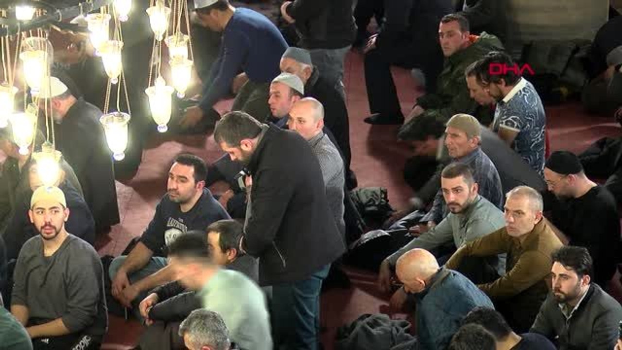 İstanbul-yağmura rağmen vatandaşlar eyüp sultan camii'ni doldurdu