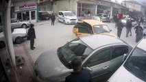 Polisin 'dur' ihtarına uymayarak kaçan sürücü park halindeki otomobile çarptı... O anlar kamerada