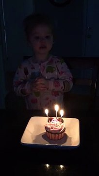 Souffle les bougies ! Cette fillette pleure de peur sur son gateau !