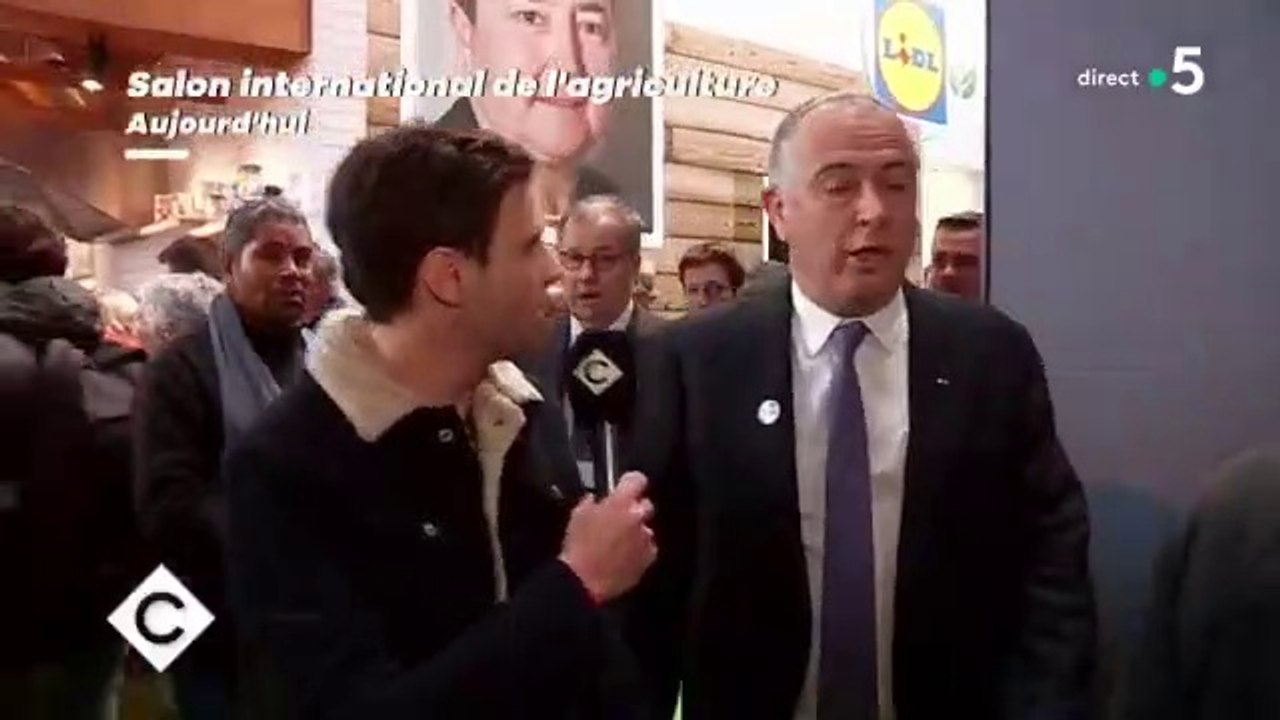 Le ministre Didier Guillaume arrache le micro d'un journaliste