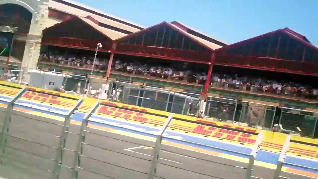 Il enregistre une vidéo d’une course de F1 à 5 mètres près de la ligne de départ, le son est vraiment insupportable.
