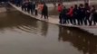 Quand des touristes chinois cassent un pont suspendu en sautant dessus