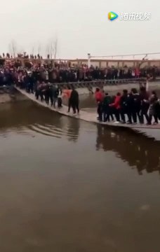 Quand des touristes chinois cassent un pont suspendu en sautant dessus