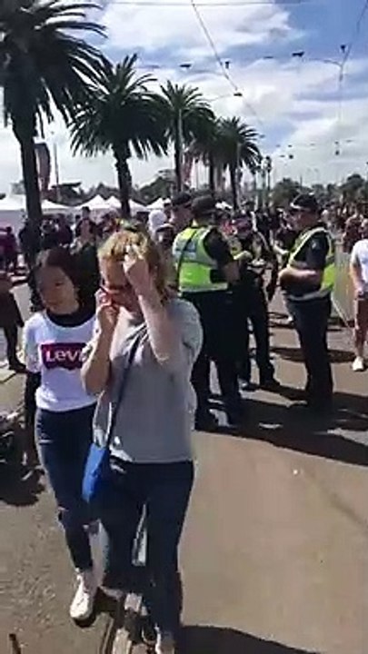 Des mouettes très bizarres viennent voler le sandwich de policiers