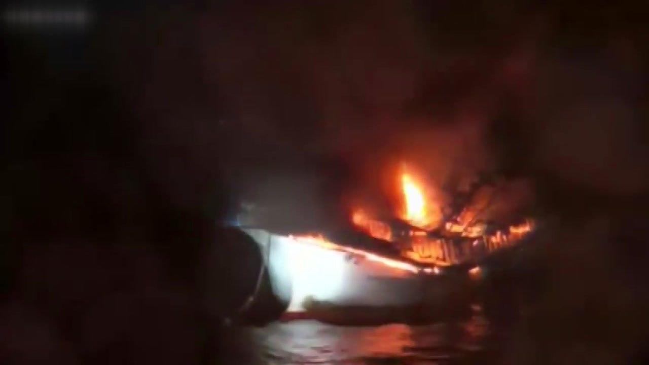 제주 우도 해상서 어선 화재...2명 구조·6명 실종 / YTN