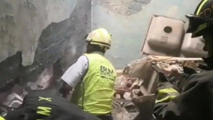 Rescatan a bebé recién nacida atrapada entre dos paredes en CDMX