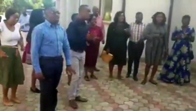 Quel honneur ! Savoir quitter le pouvoir pour vieillir auprès des siens. Ici, Président #KennethKaunda, l'ancien Chef d'État et père de la Zambie indépendante. Il a fêté ses 95 ans ! Magnifique !