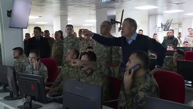 Bakan Akar ve komutanlar sınır hattında