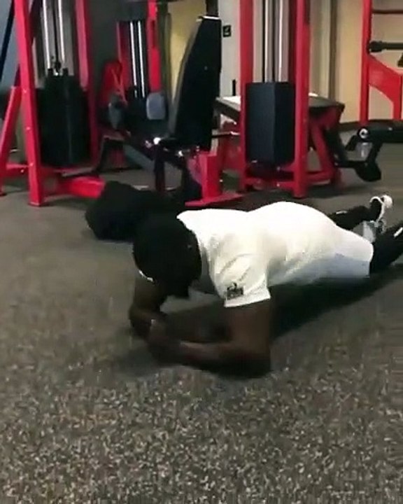 Il fait les pompes les plus dures du monde !