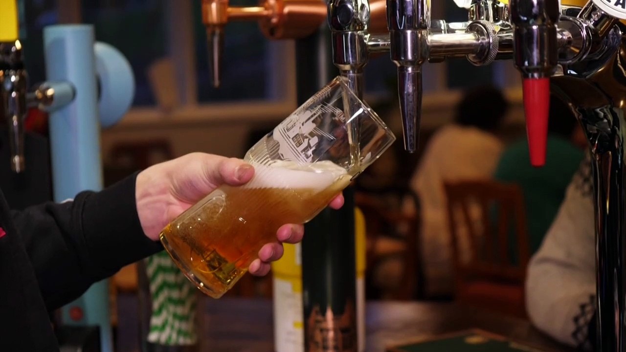 Gegen das Pub-Sterben: Briten retten Kneipen in Eigenregie