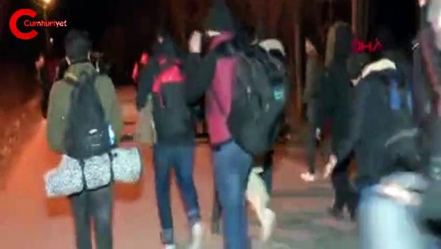 Göçmenler sınıra yürüyor