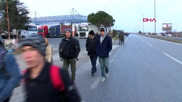 Avrupa'ya gitmek isteyen mülteciler sınır kapısına yürüyor -3