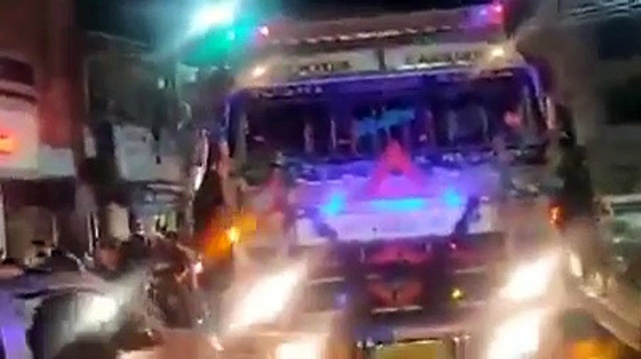 'मैं जट यमला पगला दीवाना' सुनकर दीवाने हुए लोग, रास्ता रोक ड्राइवर से दोबारा बजवाया हॉर्न