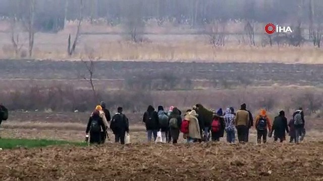Sığınmacılar, Pazarkule Sınır Kapısı'na yürüyor