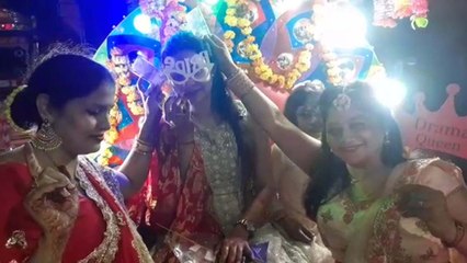 बग्गी पर सवार होकर बारात लेकर पहुंची दुल्हन, पूरा परिवार जमकर नाचा