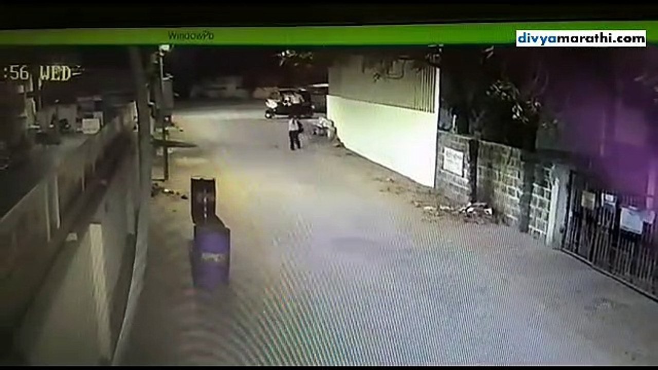 लुटमार करण्याच्या उद्देशाने दोन वेळा अंगावर घातली रिक्षा,
