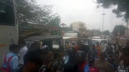 प्रयागराज: टूटे पुल से गुजरने को मजबूर राहगीर, प्रशासन को नहीं है कोई टेंशन