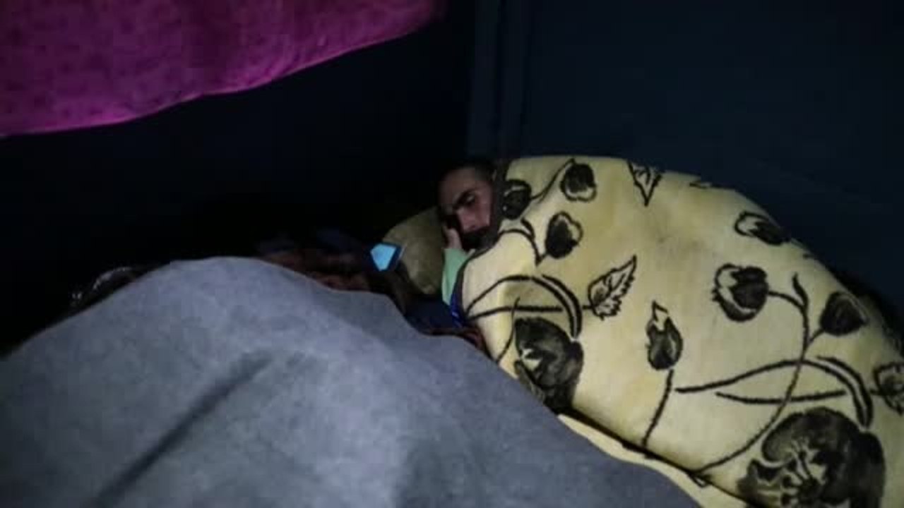 Un actor afgano sobrevive con su familia en el campamento para refugiados de Lesbos