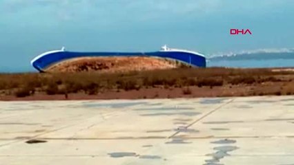 Yalova'da fırtınada sürüklenen gemi yan yattı