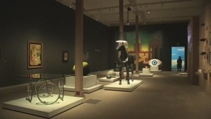 El arte surrealista y el diseño dialogan en el CaixaForum Barcelona