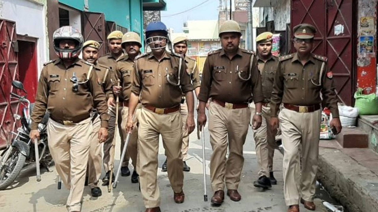 High alert in UP: Stones found on roofs of hous...