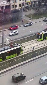 Cette fille n'entend pas le tramway derrière elle