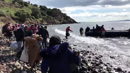 Bir grup düzensiz göçmen, Ayvacık Sahili'nden botlarla hareket etti