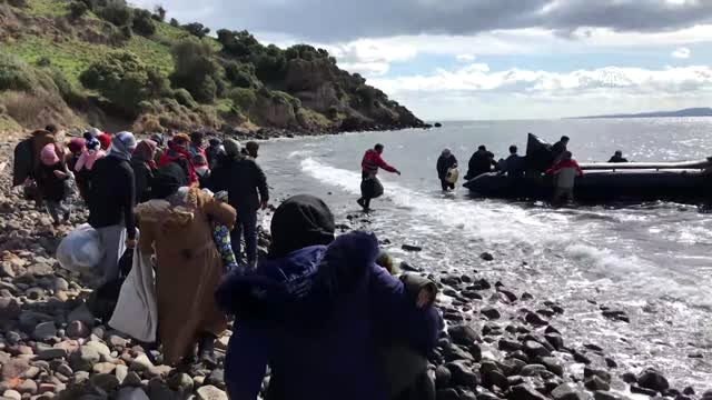 Bir grup düzensiz göçmen, Ayvacık Sahili'nden botlarla hareket etti
