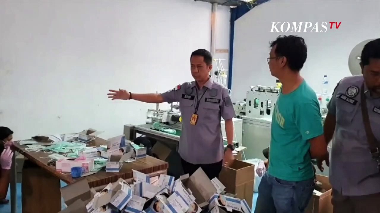Detik-detik Polisi Gerebek Pabrik Masker Ilegal di Cakung