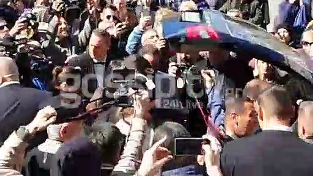 Κηδεία Κώστα Βουτσά: Το πιο ζεστό χειροκρότημα...