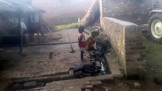 हरदोईः स्वच्छता के नाम पर सफाई कर्मी आराम फरमाते है, गंदगी रहवासि साफ करते है