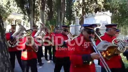 Κηδεία Κώστα Βουτσά: Αγκαλιασμένες οι γυναίκες που αγάπησε τον συνοδεύουν στην τελευταία κατοικία