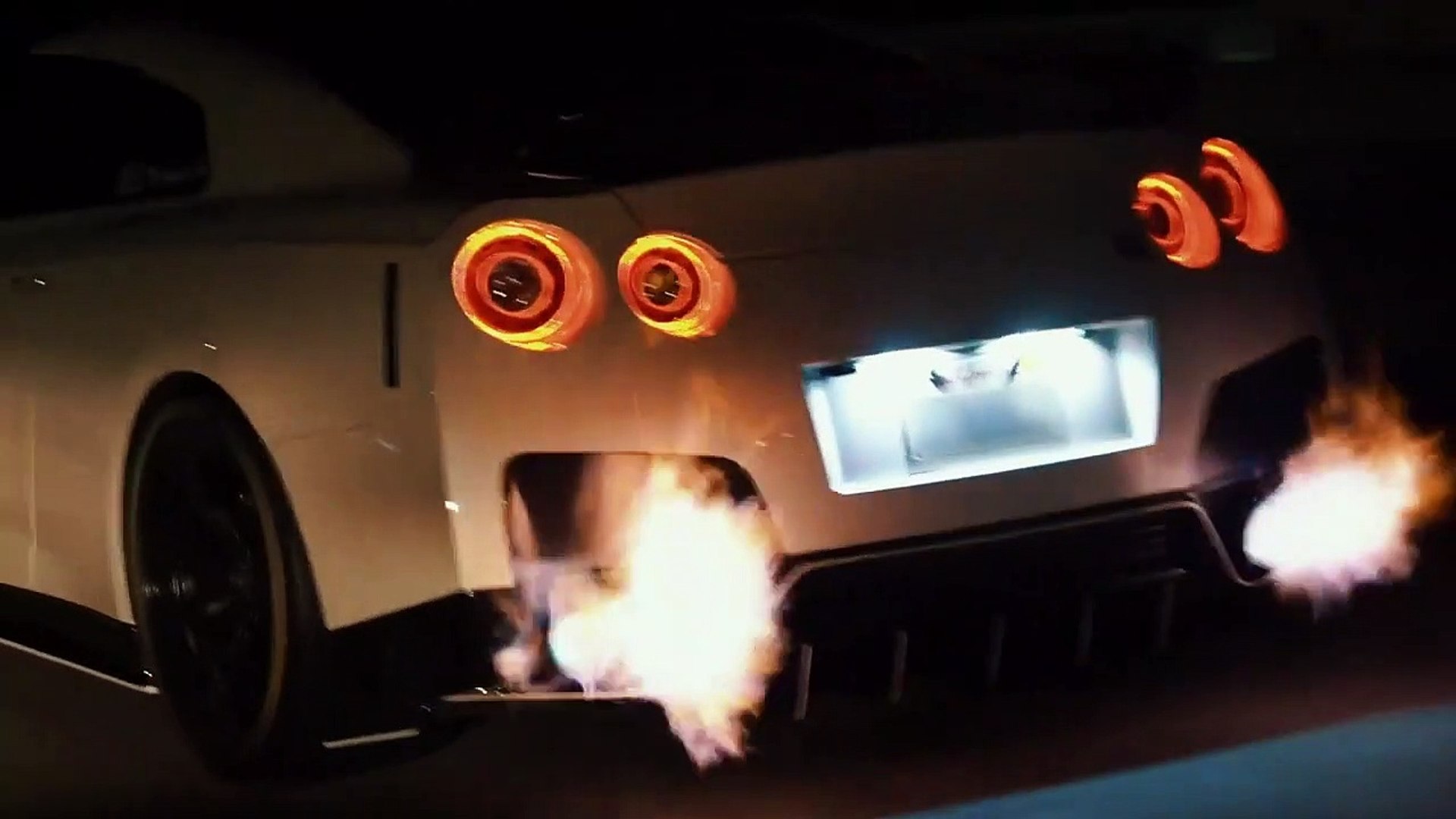VÍDEO: Espectacular Nissan GT-R echa fuegos por los escapes ¡Qué bestia! -  Vídeo Dailymotion